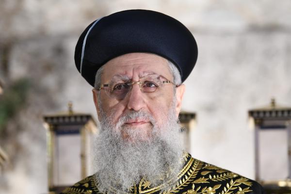 הרב דוד יוסף נגד אחיו: "אסור לאיים בירידה מהארץ"