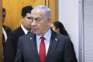 משפט נתניהו: ראש הממשלה קיבל מעטפה סודית ויצא מהדיון