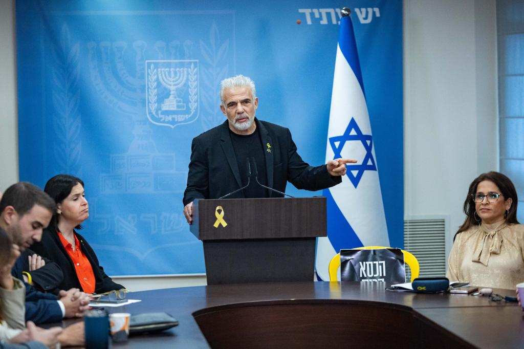 תיעוד: יאיר לפיד משתלח בבעלים של ערוץ 14