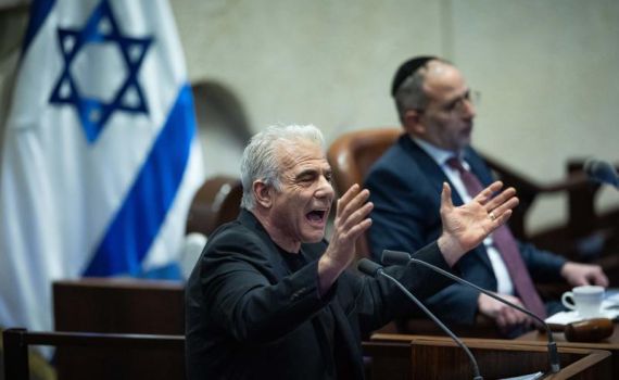 לפיד תוקף את התקציב: "מתנכל לאנשים שמחזיקים את המדינה הזו"