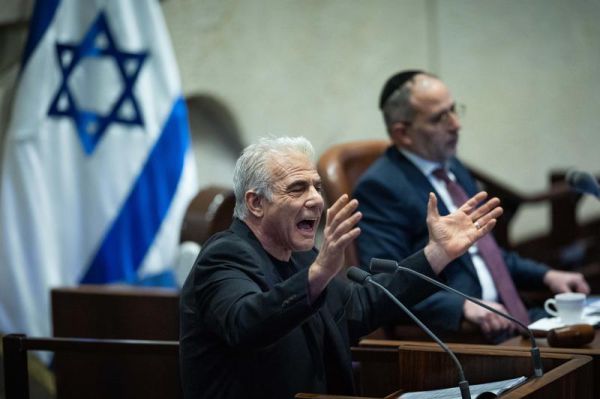 לפיד תוקף את התקציב: "מתנכל לאנשים שמחזיקים את המדינה הזו"