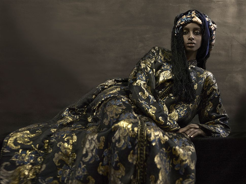 עם תלבושות היסטוריות: האמן הבינלאומי רוקם את הסיפור היהודי