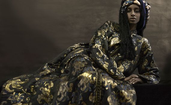 עם תלבושות היסטוריות: האמן הבינלאומי רוקם את הסיפור היהודי