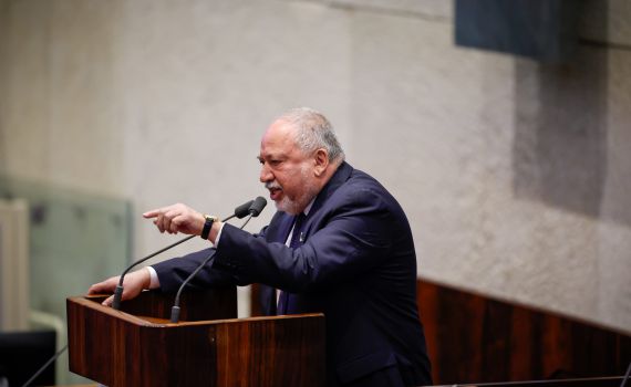 ליברמן הטיח בנתניהו: "מה עשית חוץ מלטפח את סינוואר?". צפו