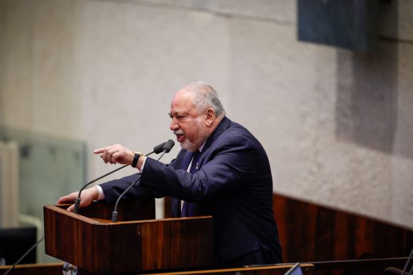 ליברמן הטיח בנתניהו: "מה עשית חוץ מלטפח את סינוואר?". צפו