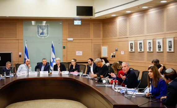 אב החטוף: "אני תומך באמברגו נשק על ישראל"