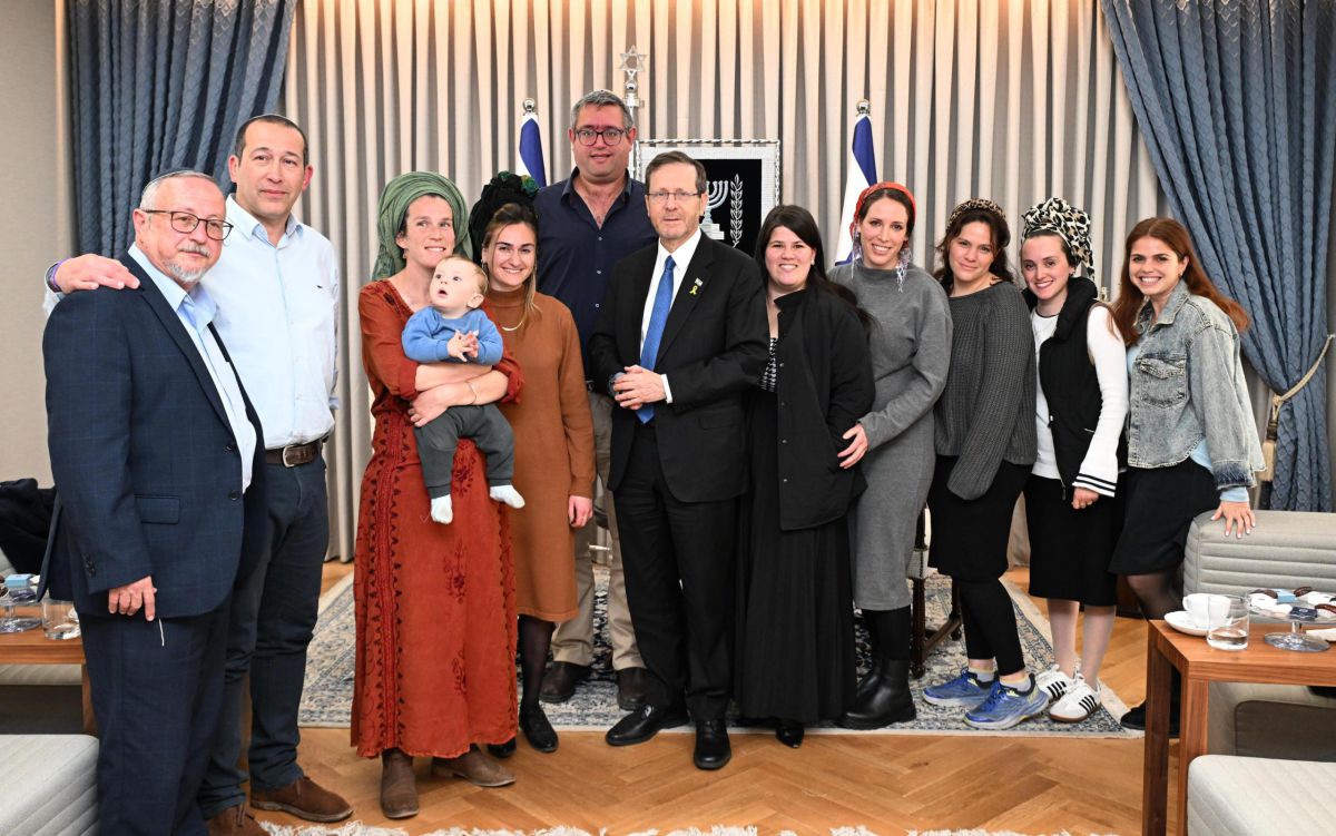 הרצוג נפגש עם אלמנות סרוגות: "עם ישראל מצדיע לכן"