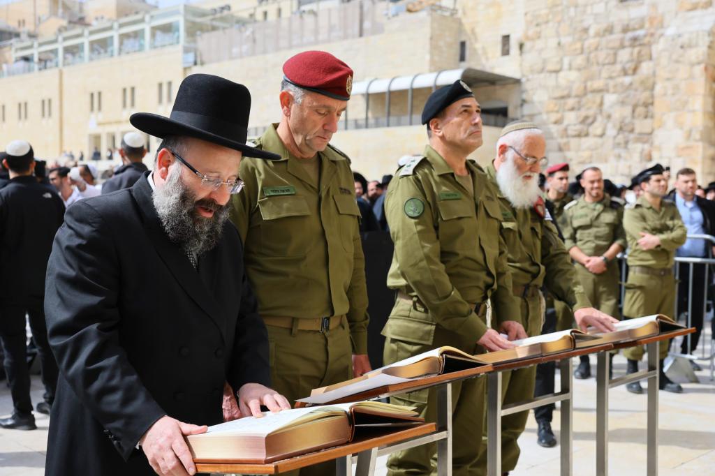 כמיטב המסורת: הרצי הלוי והרמטכ"ל אייל זמיר פקדו את הכותל