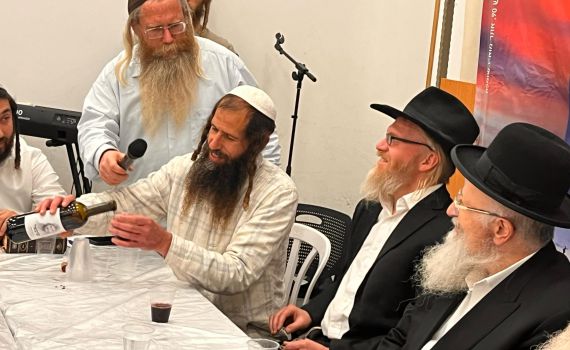 מצמרר: הרב השכול בירך על היין שהוקדש לזכר בנו