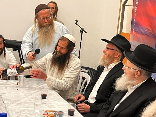 מצמרר: הרב השכול בירך על היין שהוקדש לזכר בנו