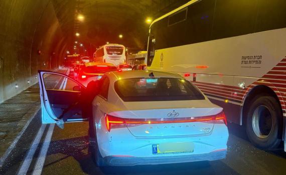 תיעוד דרמטי: פלסטיני שגנב רכב נעצר בתום מרדף | צפו