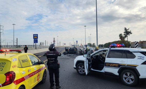 רכבו של ראש עיר לשעבר עלה באש, שני בני אדם נפצעו