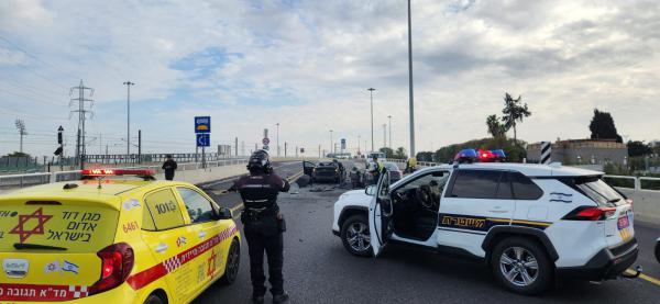 רכבו של ראש עיר לשעבר עלה באש, שני בני אדם נפצעו