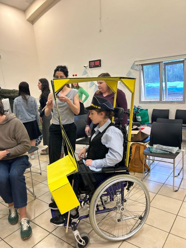 כיסא הגלגלים הפך לטנק: פרויקט התחפושות לילדים עם מוגבלויות