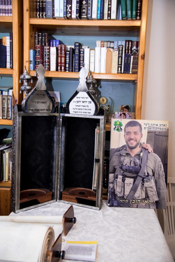 צפו: הכנסת ספר התורה המרגשת לזכר הלוחם שנפל בנחל עוז