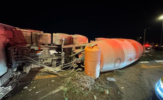 כביש 444: נהג משאית נהרג לאחר שהתהפך לצד הכביש