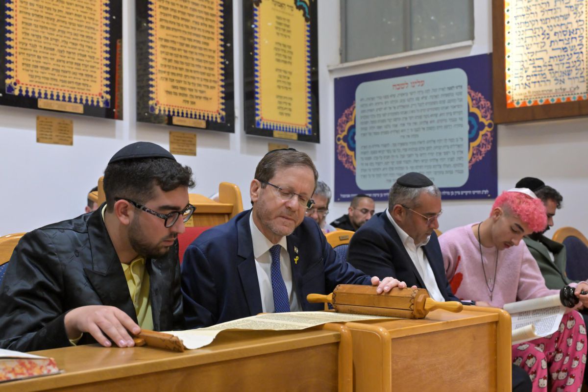 מרגש: הנשיא השתתף בקריאת מגילה עם משפחתו של אורי דנינו ז"ל