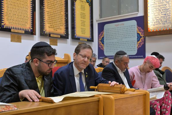 מרגש: הנשיא השתתף בקריאת מגילה עם משפחתו של אורי דנינו ז"ל