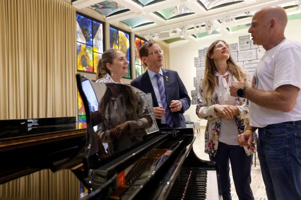 "שיר לאמא": בבית הנשיא ניגנו לשובו של אלון אהל