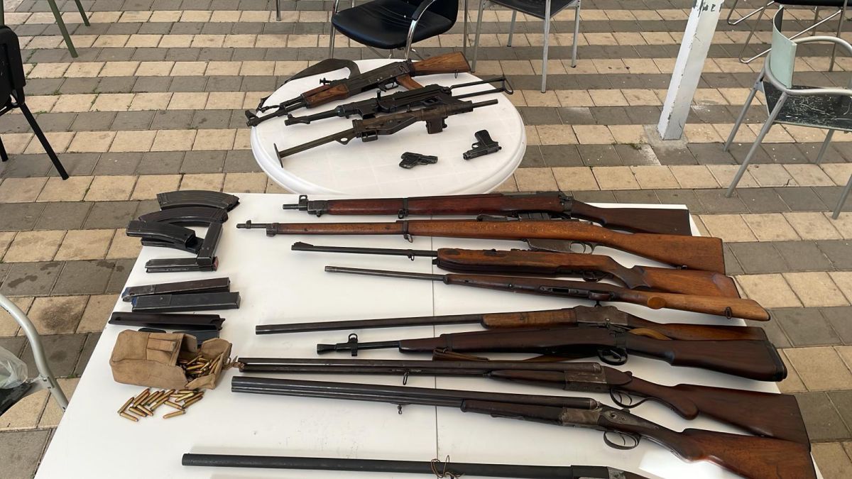 בקיבוץ במרכז הארץ: אותרו סליק ובו 16 כלי נשק