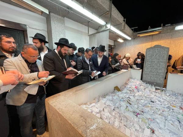 לאחר הנאום באו״ם: החטוף ששוחרר נשא תפילה באוהל הרבי