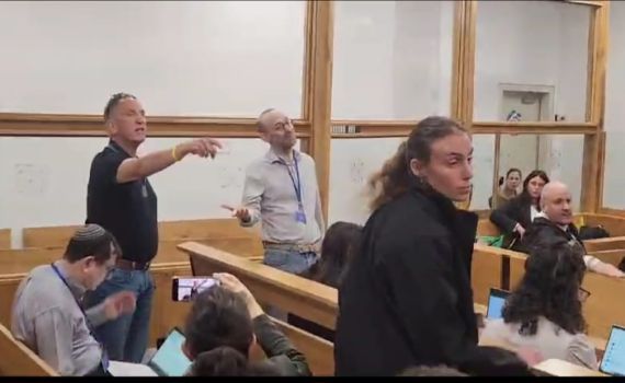 הסב השכול התפרץ לעבר נתניהו: תוריד את סמל החטופים מדש מעילך