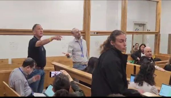 הסב השכול התפרץ לעבר נתניהו: תוריד את סמל החטופים מדש מעילך