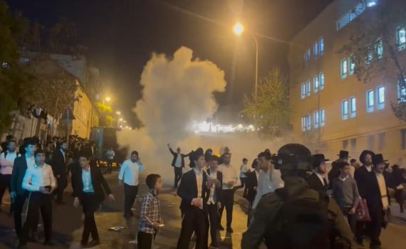 תמרורים נעקרו ושוטרים הותקפו: עימותים בהפגנה נגד הגיוס בי-ם