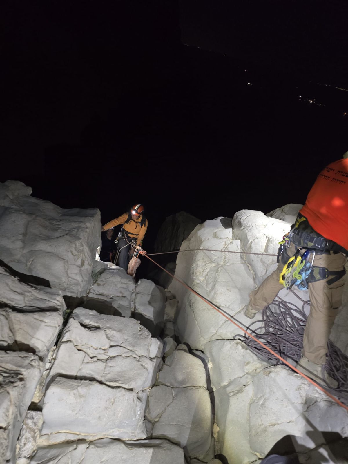 בעזרת חבלים: מטיילות חולצו ממפל בגובה 60 מטר