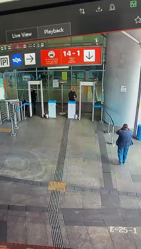 המחבל מסתער ודוקר אדם בגבו: תיעוד הפיגוע בחיפה