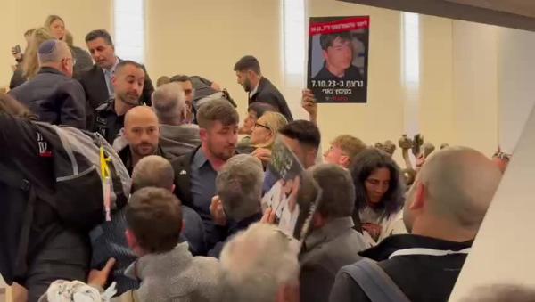 אחרי המהומה: משפחות שכולות נכנסו לנאום והפנו את גבם לנתניהו