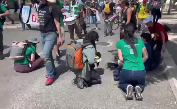 המשטרה נכשלה: עשרות מפגינים חוסמים את הגישה לכנסת