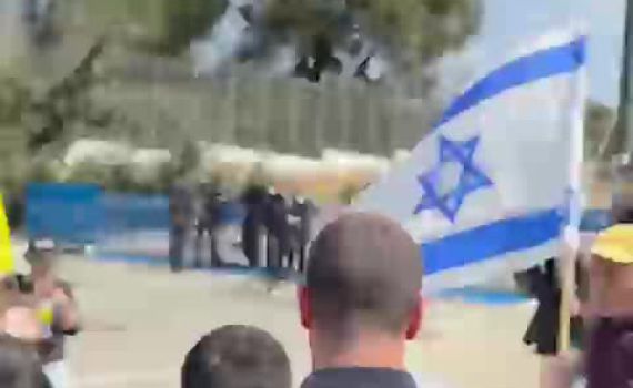 תיעוד: ח"כ אלמוג כהן נאלץ להיכנס לכנסת בליווי משטרתי