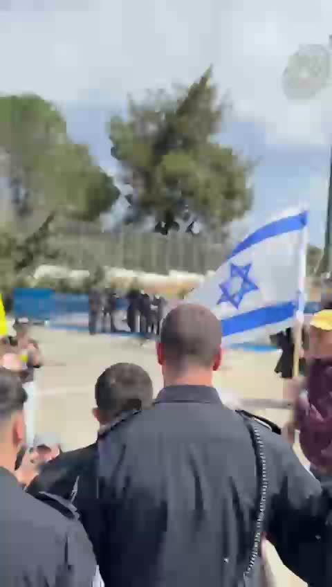 תיעוד: ח"כ אלמוג כהן נאלץ להיכנס לכנסת בליווי משטרתי