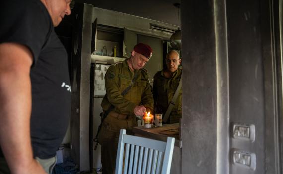 לרגל סיום תפקידו: האלוף ירון פינקלמן ביקר משפחות בקיבוץ בארי