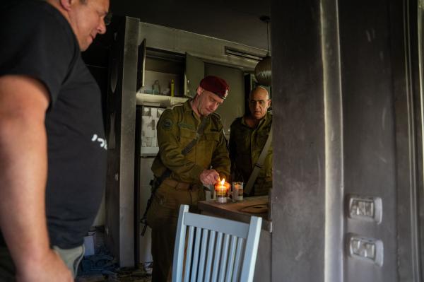לרגל סיום תפקידו: האלוף ירון פינקלמן ביקר משפחות בקיבוץ בארי