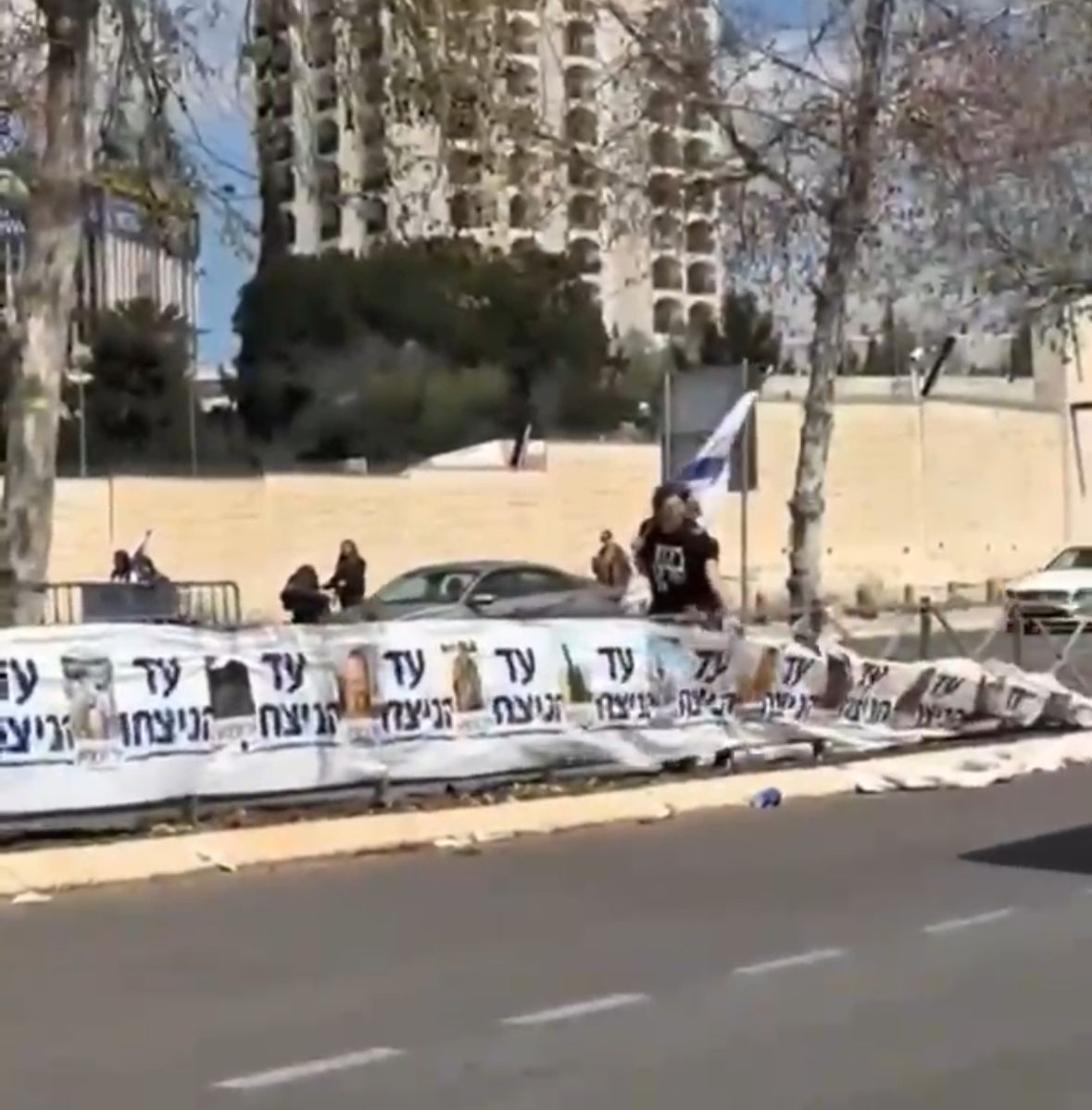 תיעוד מרתיח: מפגינים השחיתו שלטים עם תמונות הנופלים