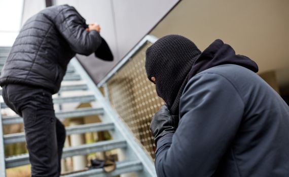 כתב אישום: גנב תכשיט זהב ואלפי שקלים מפיצרייה | צפו בתיעוד