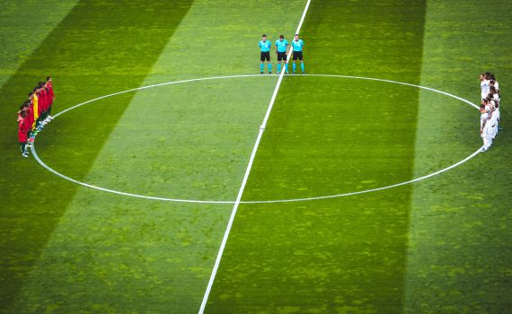 ביזארי: קבוצתו של שחקן העבר עמדה דקת דומייה לזכרו כשהוא חי