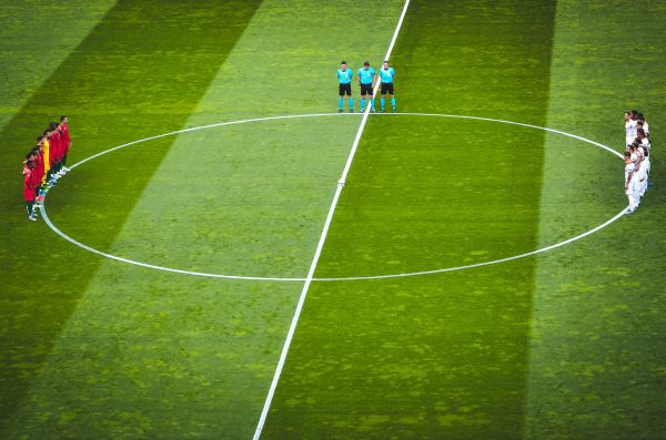 ביזארי: קבוצתו של שחקן העבר עמדה דקת דומייה לזכרו כשהוא חי