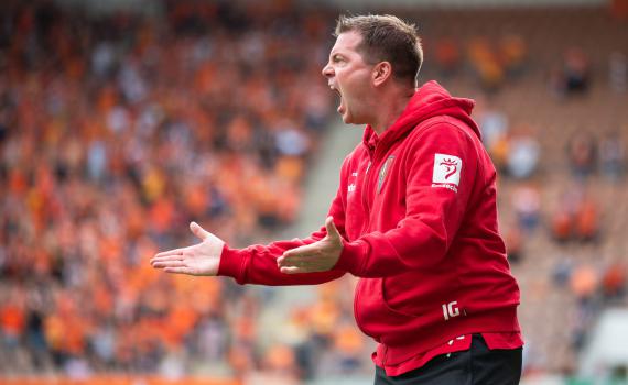 חמור: מאמן פרץ למגרש וניסה להתעמת פיזית עם השופט