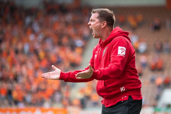 חמור: מאמן פרץ למגרש וניסה להתעמת פיזית עם השופט