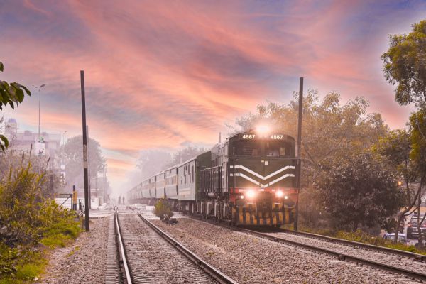 טרור בפקיסטן: חמושים חטפו רכבת ומאיימים להרוג את הנוסעים