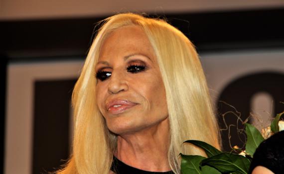 עידן חדש לעולם האופנה: דונטלה ורסצ'ה פורשת אחרי כמעט 30 שנה