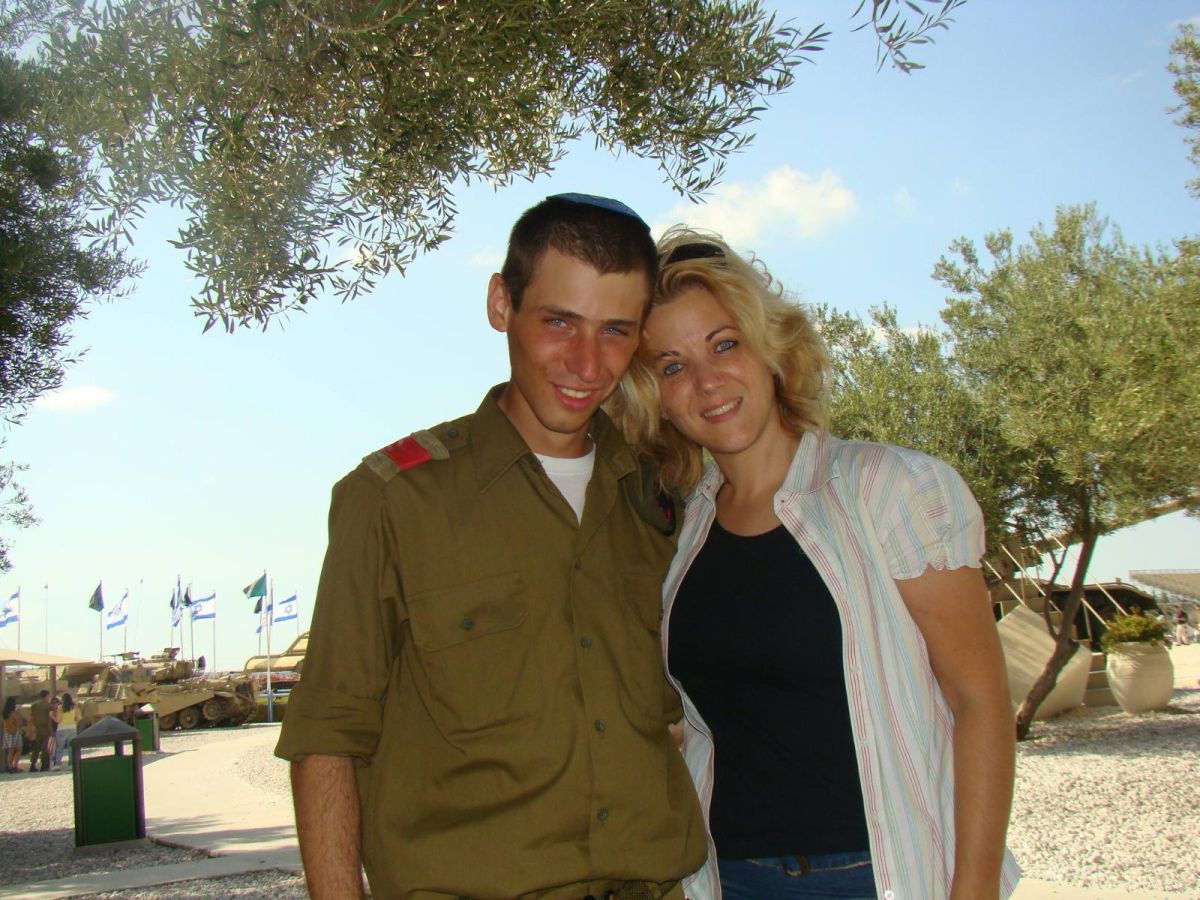 "שולחן קטן, מלא בזיכרון": האם השכולה שמניחה מקום לבן שלא שב