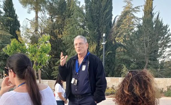 צועדים בשביל הנופלים: שבוע הגבורה מוקדש לנופלי חרבות ברזל