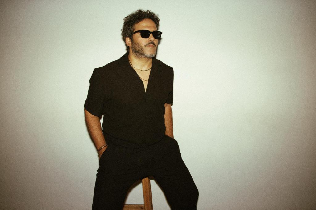 גיא מזיג מתמזג: אחרי שנים של עבודה לבד, הזמר לומד לשתף פעולה