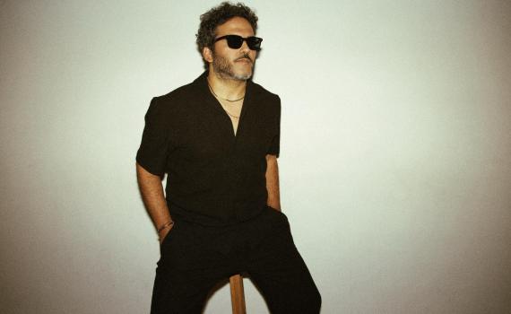 גיא מזיג מתמזג: אחרי שנים של עבודה לבד, הזמר לומד לשתף פעולה