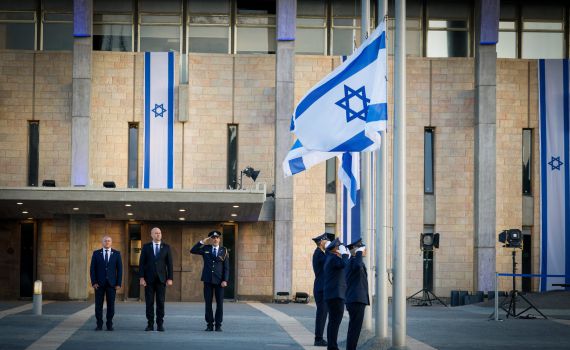 יום הזיכרון: דגל ישראל הורד לחצי התורן בכנסת | צפו