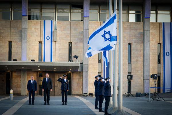 יום הזיכרון: דגל ישראל הורד לחצי התורן בכנסת | צפו